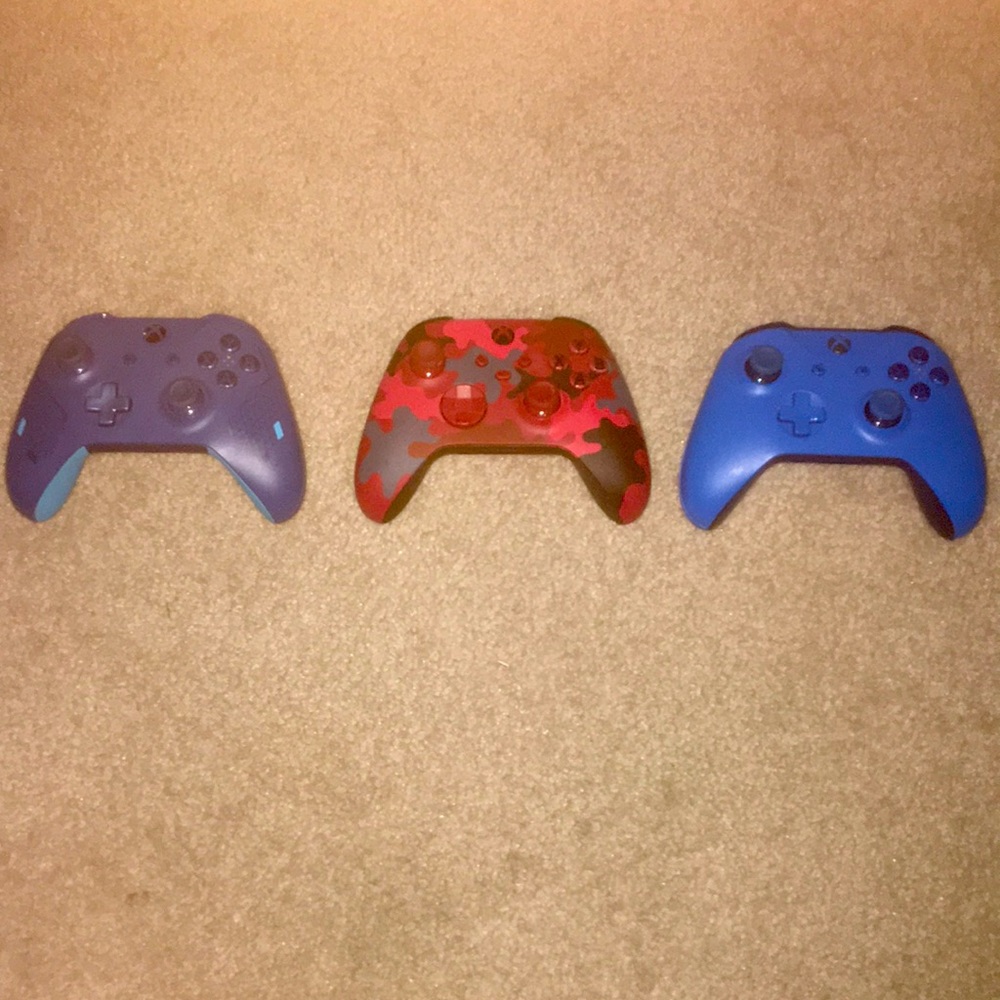 3 Xbox Controllers